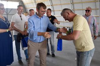 Rodzinny Piknik Lotniczy w Gryźlinach 2023. Lotnicy-akrobaci zachwycili publiczność