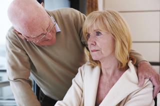 Jak żyć z chorym na alzheimera? Porady dla opiekunów