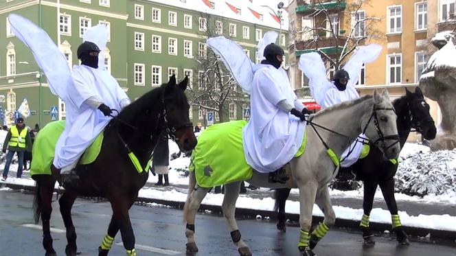 Policjanci w strojach aniołów. Kto wydał polecenie? [WIDEO NOWA TV 24 GODZINY]