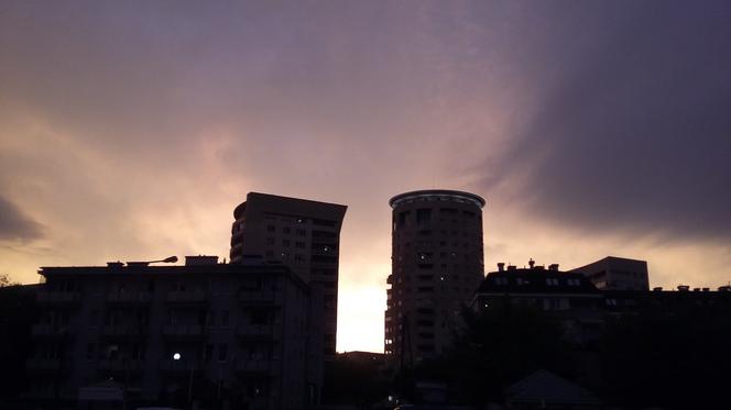 Dziwne chmury i żółte niebo nad Warszawą