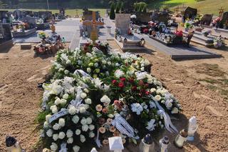 Karol, który zginął w Wabczu, spoczął na cmentarzu w Chełmnie. Grób utonął w białych kwiatach