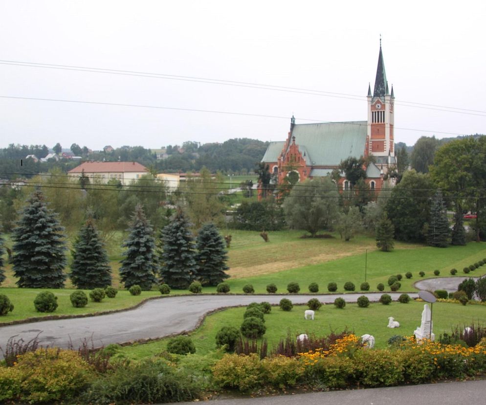 To jedna z najstarszych wsi w Małopolsce. Jest nazywana polskim Lourdes 