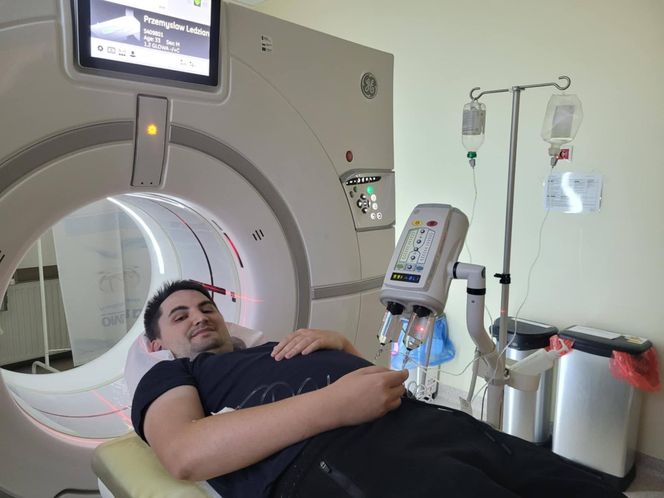 Lekarze zdiagnozowali u pana Przemysława rzadkie mutacje genetyczne. „Toczę nierówną walkę”