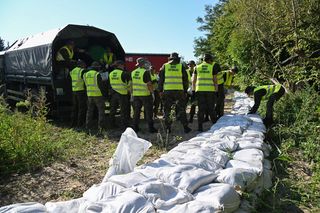 Żabnica przygotowuje się na falę powodziową. Wały przeciwpowodziowe umacniają też w Gryfinie [GALERIA] 