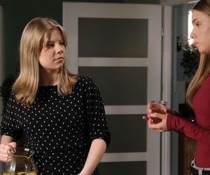 M jak miłość odc. 1872 po wakacjach. Lenka (Olga Cybińska), Sara (Nadia Smyczek)