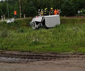 Na przejeździe kolejowym w Wąchocku pociąg uderzył w busa