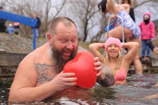 Z miłości do zimnych kąpieli. Tak wyglądało walentynkowe morsowanie w Zalewie Zemborzyckim