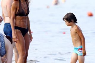 Marta Kaczyńska na plaży z synkiem