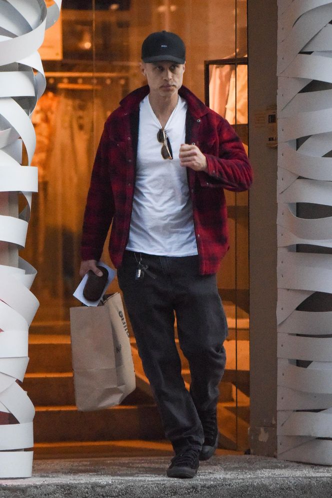 Maciej Zakościelny głaszcze kołdrę po rozwodzie