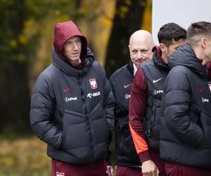 Reprezentacja zmokła na spacerze. Lewandowski się krył przed deszczem
