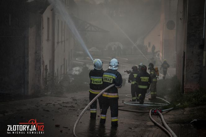 Potężny pożar budynku niedaleko szkoły. Płomienie buchały na kilkanaście metrów