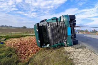Przewrócona ciężarówka zablokowała rondo. 30 ton jabłek na drodze