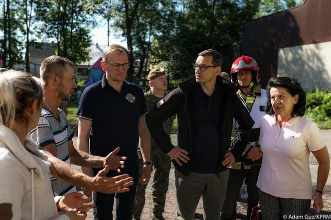 Mateusz Morawiecki wspiera ofiary pożaru w Nowej Białej