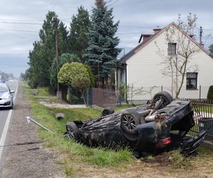 Toyota wypadła z jezdni i dachowała w rowie. Kierowca wracał z nocnej zmiany