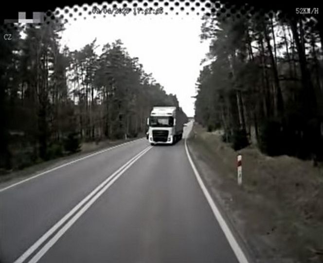 Tir jechał na zderzenie z autobusem pełnym pasażerów. O krok od tragedii na DK 11 pod Tarnowskimi Górami [ZDJĘCIA].