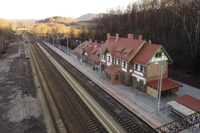 Zabytkowy dworzec kolejowy w Boguszowie-Gorcach odzyskał dawny blask