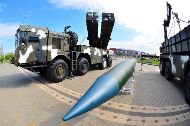 Białoruskie wyrzutnie Polonez-M z 8 rakietami o zasięgu 200 km. Obok leży pocisk M20 o zasięgu 300 km.