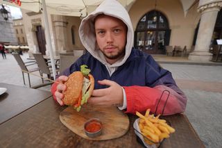 Książulo odwiedził najgorszą restaurację w Krakowie. Za burgera zapłacił... 82 złote. Podłe, jak za tę cenę [WIDEO]