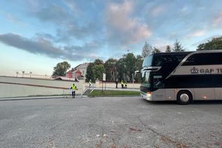 Posłowie PiS jechali autokarem a Kaczyński limuzyną