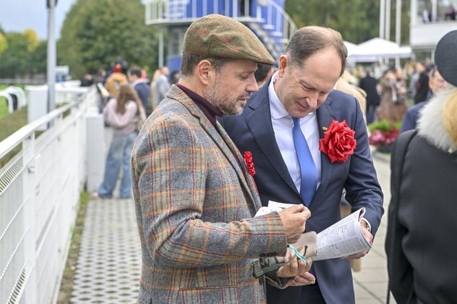 Trzaskowski w kaszkiecie na wyścigach konnych