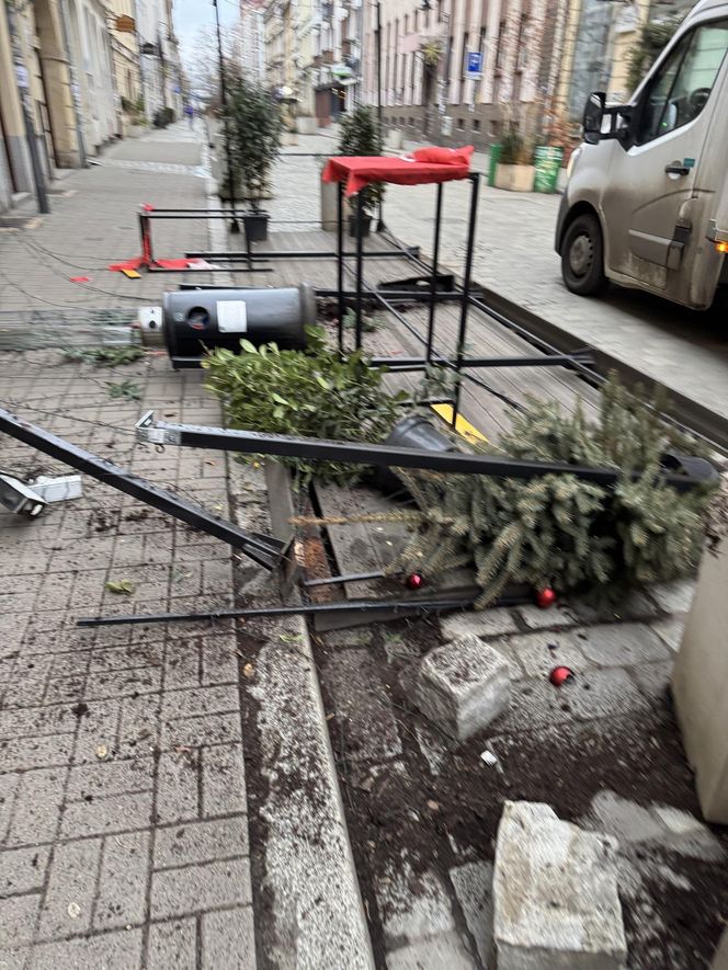 Totalna demolka w centrum Wrocławia. Ogródki przy restauracji zrujnowane, właściciele załamani 