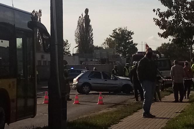 Groźny wypadek na ul. Waryńskiego. Zderzyły się trzy pojazdy [AUDIO]