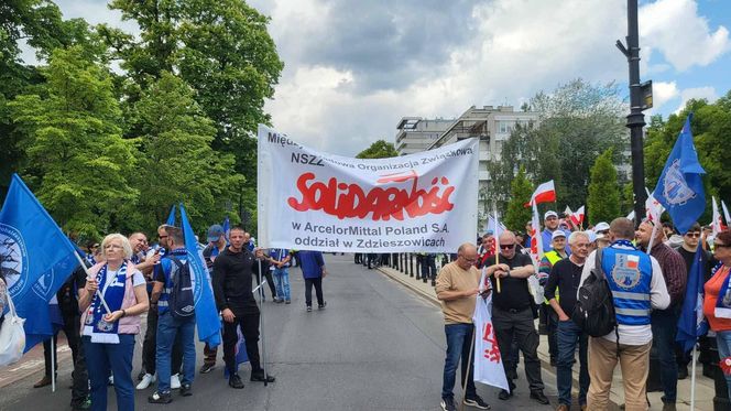 Protest hutników w Warszawie. Idą od Sejmu do Kancelarii Premiera