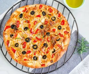 Pizza bez drożdży i wyrastania. Jak zrobić proszkowe ciasto na pizzę?