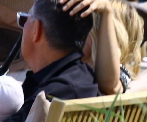 Krzysztof Ibisz je żonie z ręki