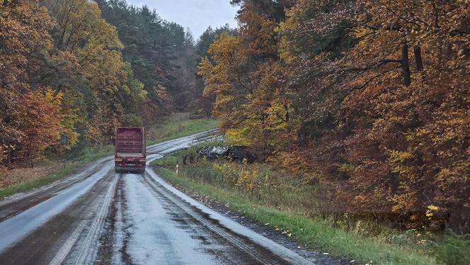 Wypadek w pobliżu Konotopu - wojskowa ciężarówka w rowie 