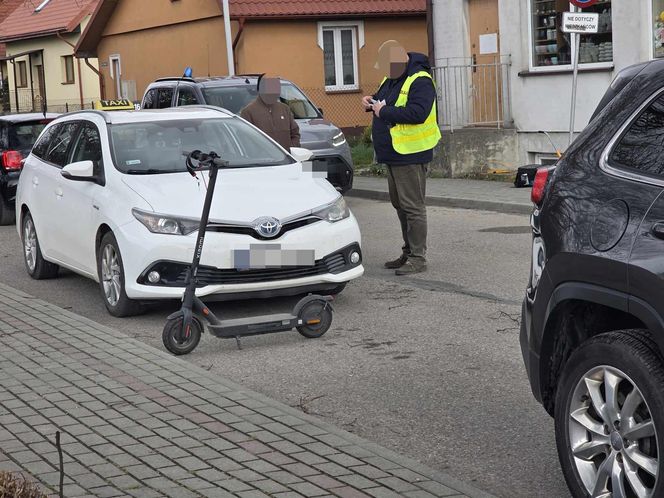 Nastolatki uderzyły w drzwi.