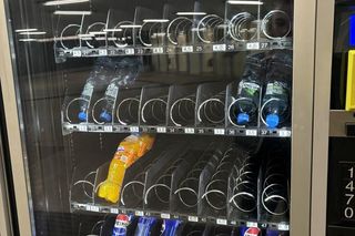 Napoje energetyczne zniknęły z oferty automatu w centrum Poznania