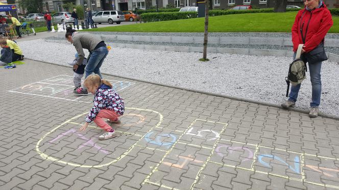 Gliwice: Planszówki w plenerze i gigantyczne szachy na skwerze pod biblioteką