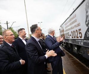 Lokomotywa PKP Intercity w narodowych barwach z okazji 1000-lecia koronacji Bolesława Chrobrego