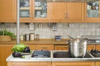 Odległości i wymiary szafek kuchennych i wyspy w otwartej kuchni z wyspą