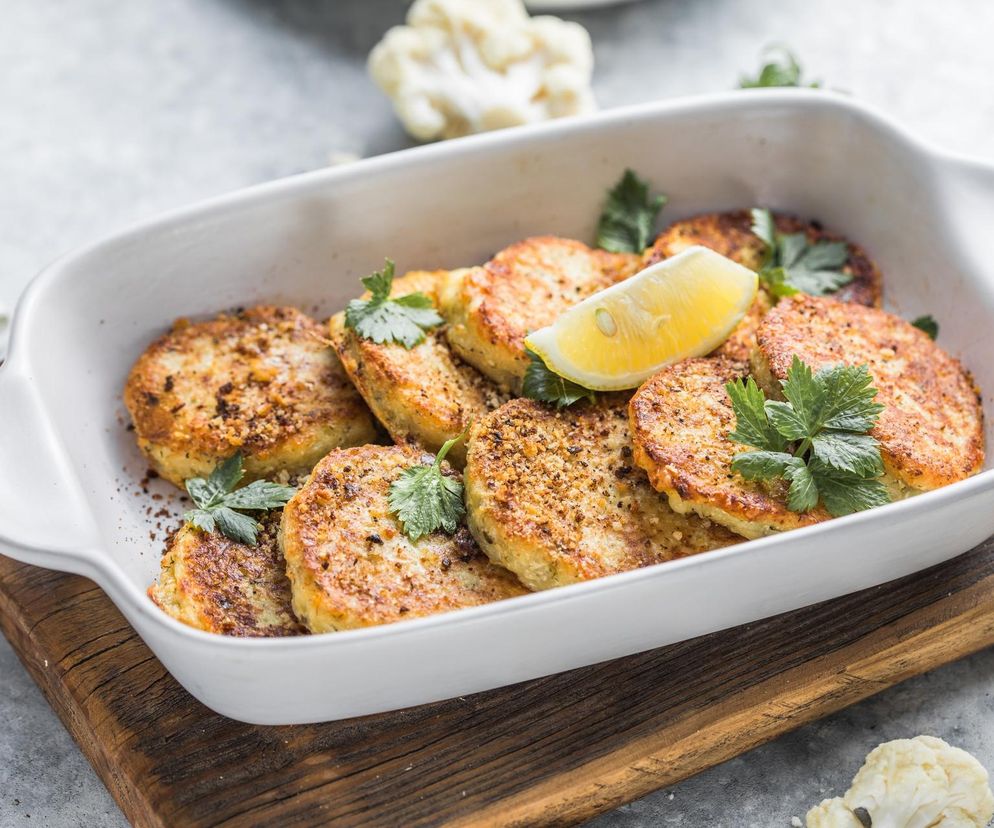 Bezmięsne kotleciki z serka wiejskiego to prawdziwy hit. Rodzina będzie podjadać prosto z patelni