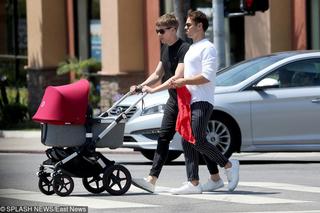 Tom Daley i Dustin Lance Black na spacerze z synem