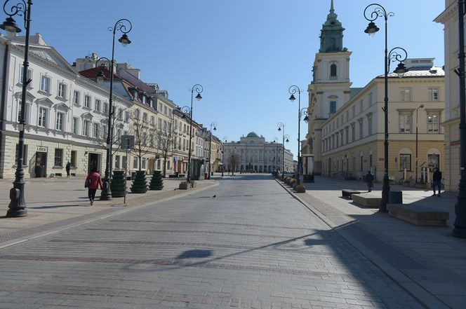 Pustki na Krakowskim Przedmieściu w Warszawie w godzinach szczytu - 25.03.2020