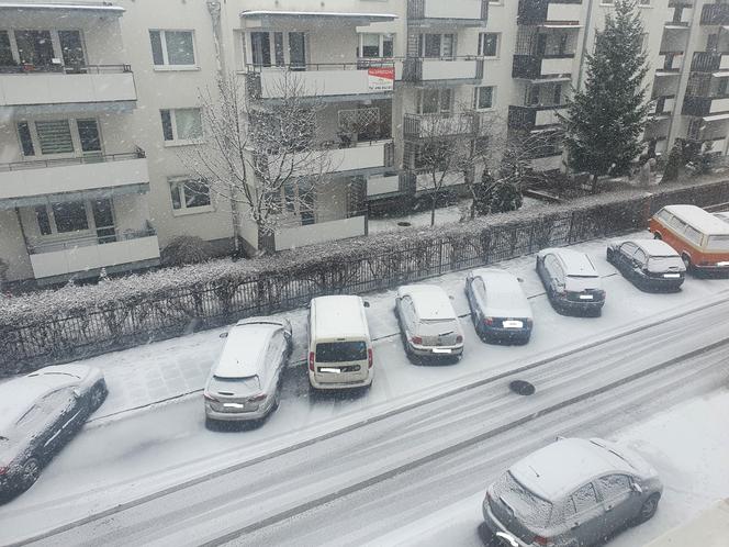Śnieżyca w Toruniu. Biały krajobraz za oknami