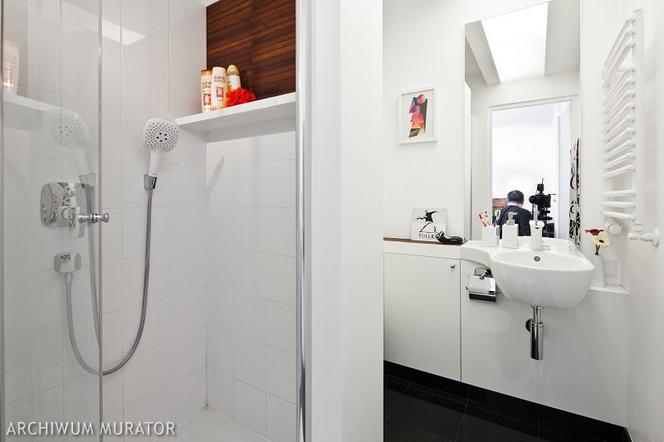 Projekt łazienki z ładną półką na kosmetyki w prysznicu
