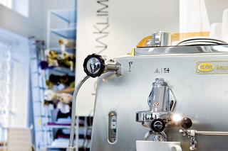 Profesjonalny ekspres do kawy w industrialnym atelier projektantki mody