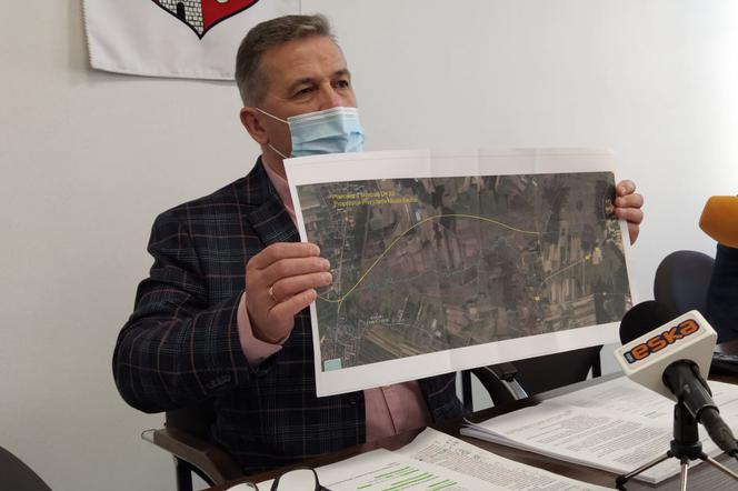 Prezydent Siedlec Andrzej Sitnik z mapą ukazującą zaproponowany przez siedlecki samorząd wariant przebiegu nowej obwodnicy miasta Siedlce