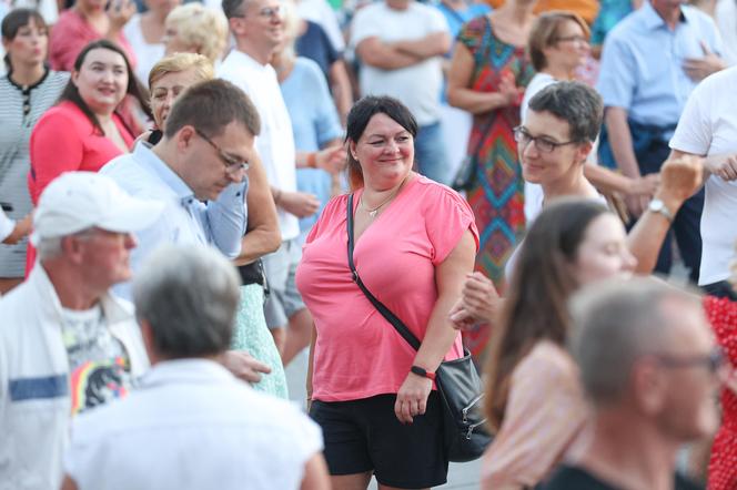 Potańcówka przed teatrem w Katowicach