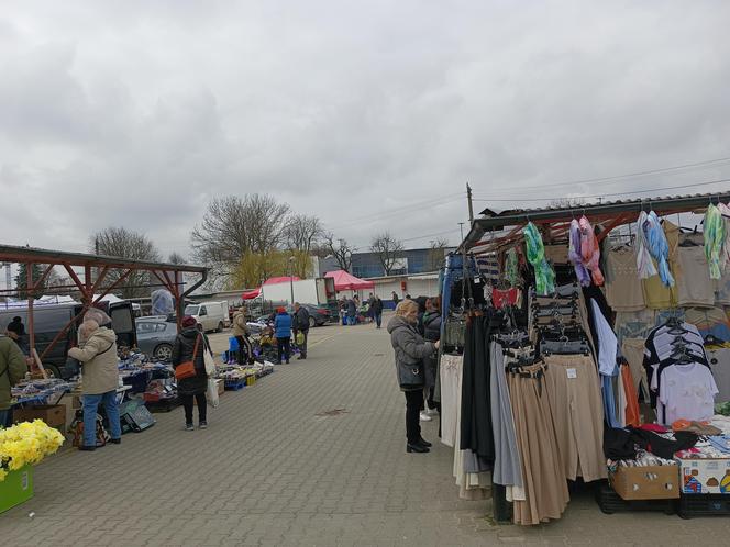 Ceny w markecie a na rynku. Czy jest różnica? Gdzie taniej kupisz warzywa i owoce