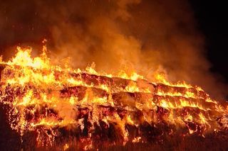 ​Pożar na Ostroroga w Lesznie. Spaliło się 600 balotów słomy 