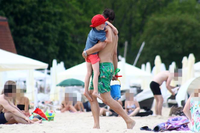 Michał Koterski na plaży z rodziną