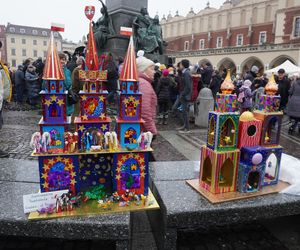 Wystawa szopek na Rynku Głównym w Krakowie przed 82. edycją konkursu