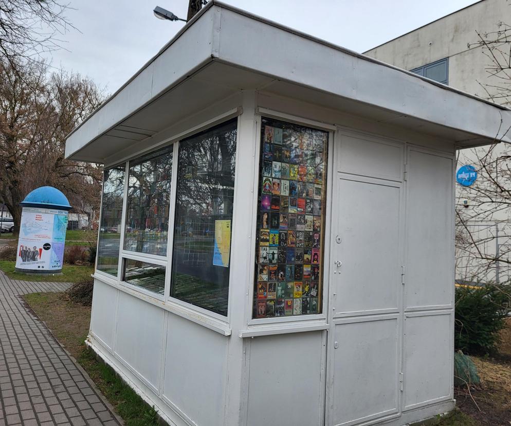 Zapełnili kiosk kasetami. Tak na Węglinie powstała niezwykła wystawa przenosząca w czasie [GALERIA]