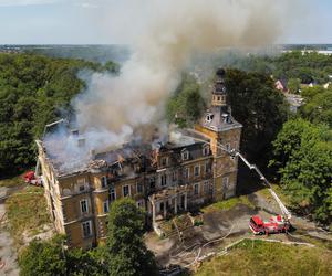 Dach pałacu cały w płomieniach 
