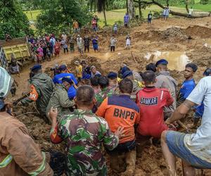 Śmiercionośne powodzie i osunięcia ziemi na Sumatrze. Rośnie liczba ofiar [ZDJĘCIA]